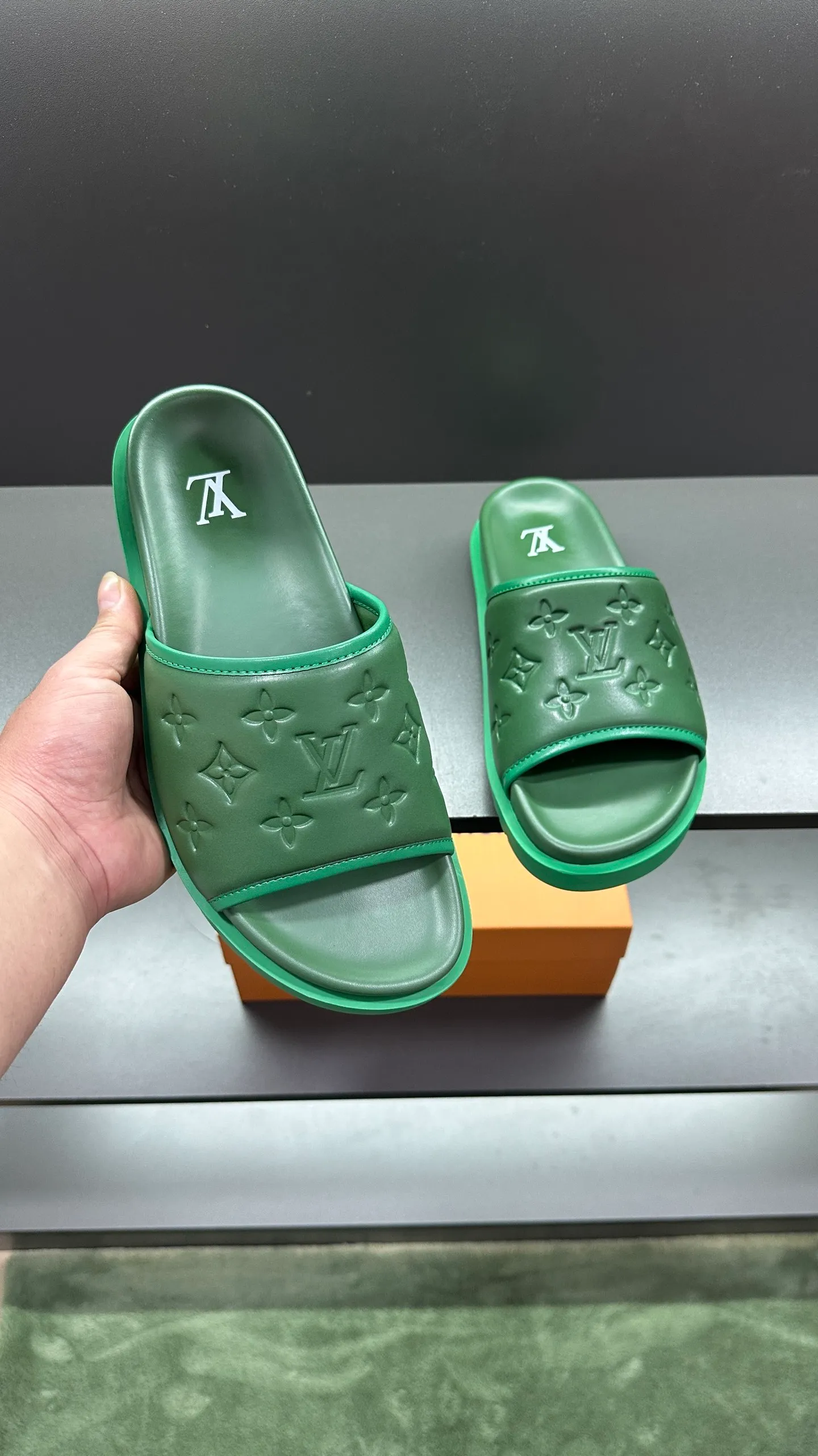 [L Home] P: 300💰Size: 38-45 Top purchasing lv men's summer slippers, classic presbyopia with soft real leather lining, unique color splicing effect, distinctive personality, fashionable and trendy essential style, light and comfortable. Lightweight and tough rubber insole, micro ridged foam outsole, super comfortable!